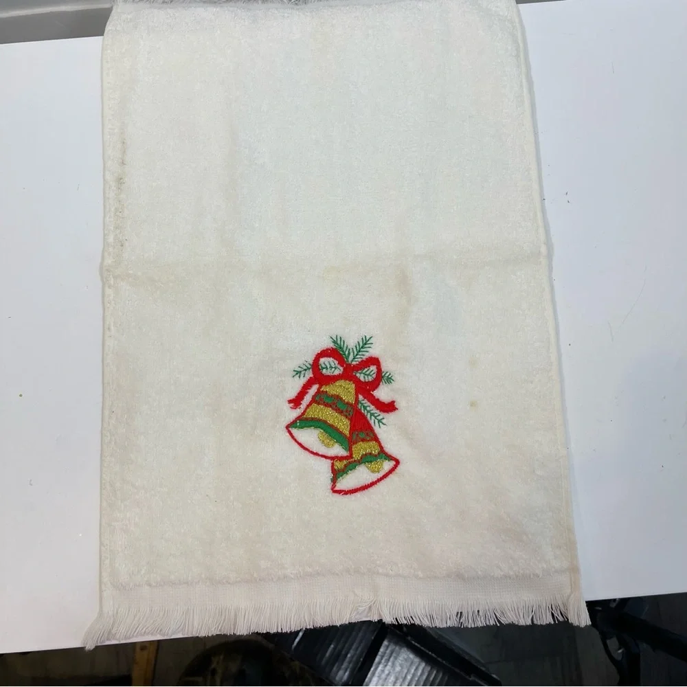 Vintage Bucilla Christmas fingertip towels bathroom hand towels red bells sleigh